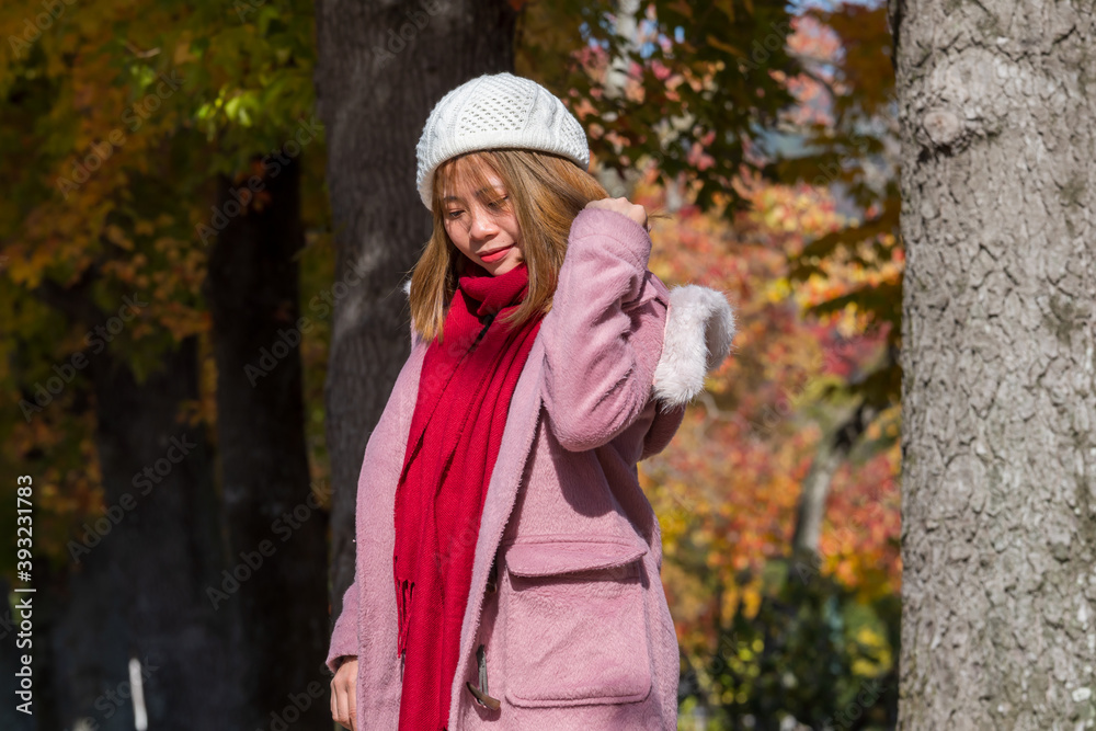 紅葉の中にいる若い女性 紅葉の中にいる若い女性