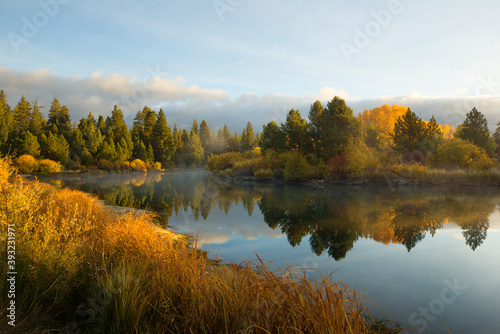 Fototapeta Naklejka Na Ścianę i Meble -  Reflections of fall color along the Deschutes river in Bend, Oregon