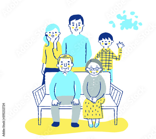 ベンチに座る老夫婦と家族