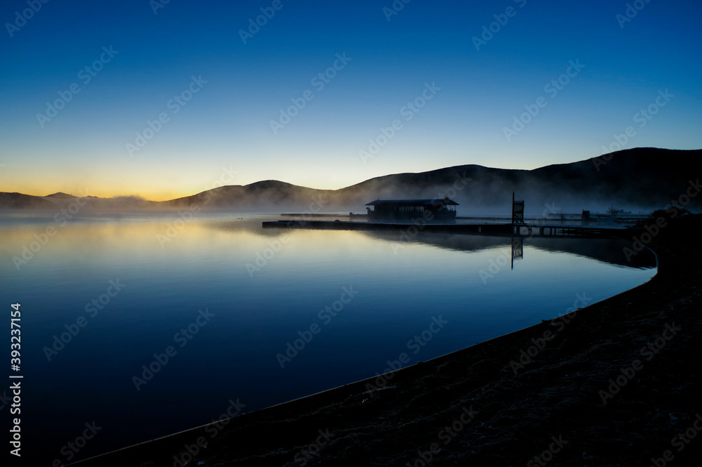 湖面から霧が立ち上る山中湖の朝