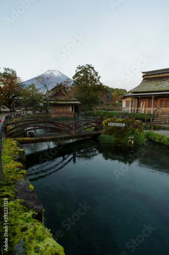 早朝の忍野八海から見る富士山