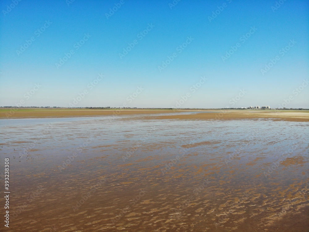 Sequía y bajante histórica de la laguna Setubal en la ciudad de Santa Fe - Argentina toma terrestre
created by dji camera