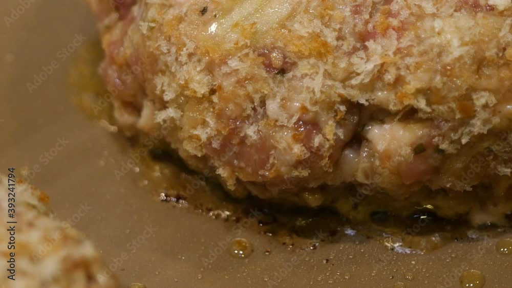 ハンバーグ。ラム肉で作ったハンバーグをフライパンで焼いてる動画のクローズアップ。 ハンバーグ。ラム肉で作ったハンバーグをフライパンで焼いてる動画のクローズアップ。