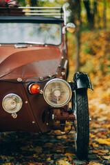 Wandcirkels Bruin Klassieke oldtimer in herfstpark  © Jakub Vít/Wirestock