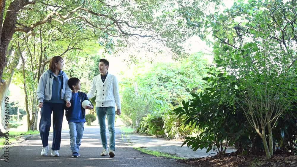 公園を歩く仲の良い家族 公園を歩く仲の良い家族