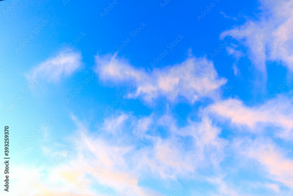 Blauer Himmel mit Wolken als Textur