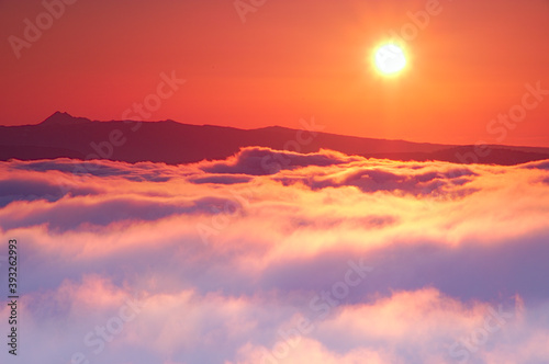雲海と太陽。大地を覆う雲と壮大な空の風景。 © Masa Tsuchiya
