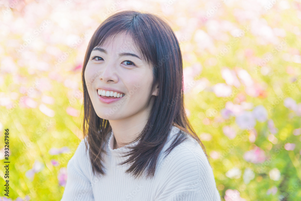 お花畑で微笑む女性 お花畑で微笑む女性