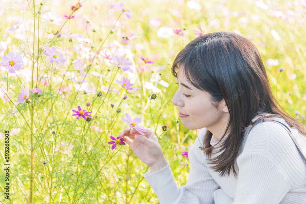 お花畑で微笑む女性