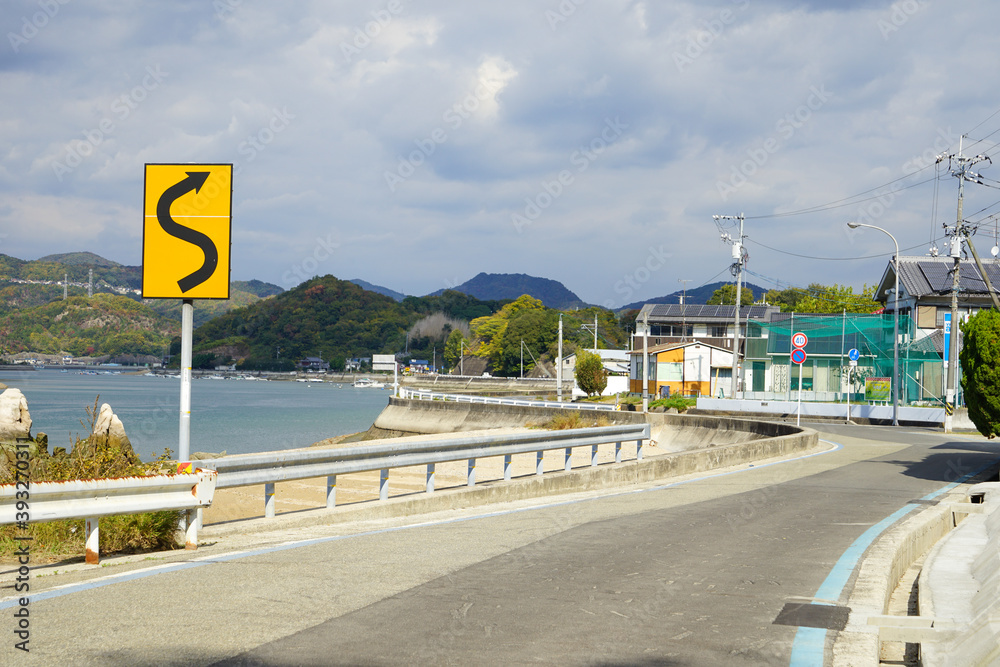 Φωτογραφία 瀬戸内の海に面したカーブの続く道　広島県・向島
