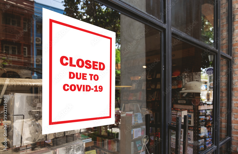 Various shops stick to the poster. closed until further notice from the government due to the COVID 19 coronavirus epidemic. restaurants, cafes, bars, clubs are all closed due to the domestic economy.