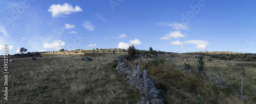 Sur le chemin de Compostelle, la traversée sur le chemin de la via Podiensis, les paysages du parc Régional de l'Aubrac dans le Massif Central. photo