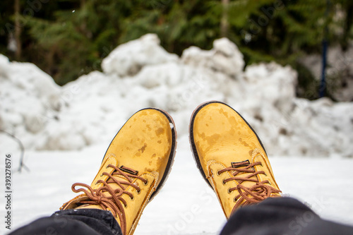 foto de unas botas en la nieve de paseo