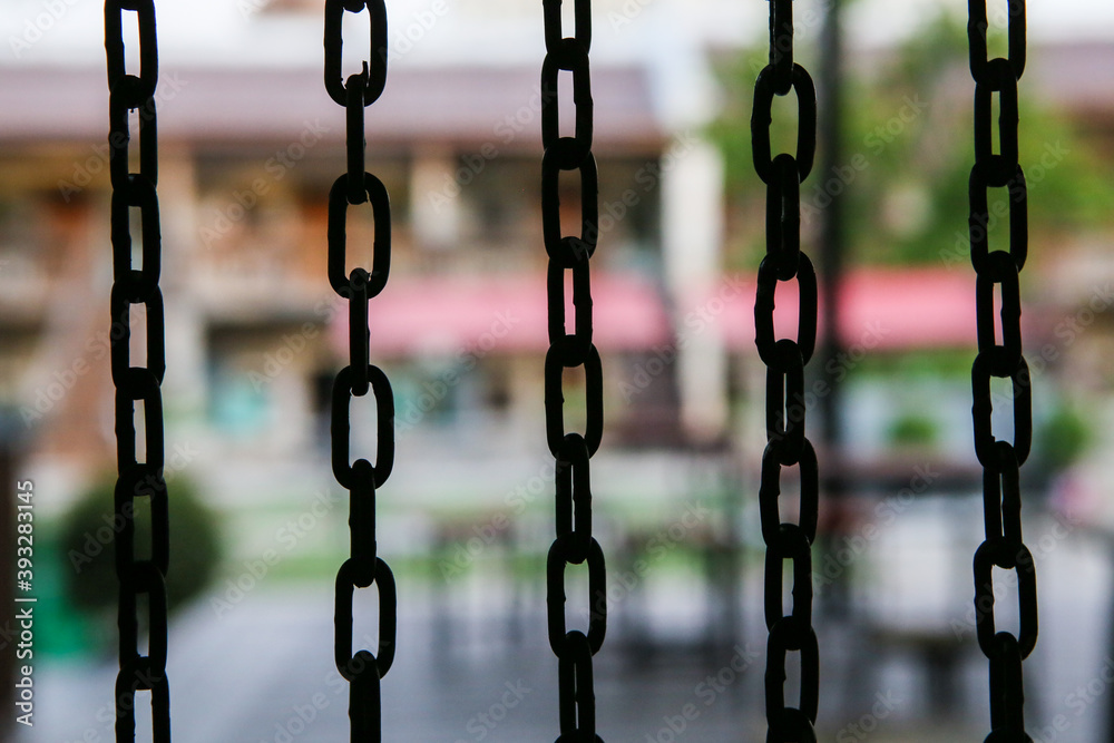 Chain-focused foreground and background blur