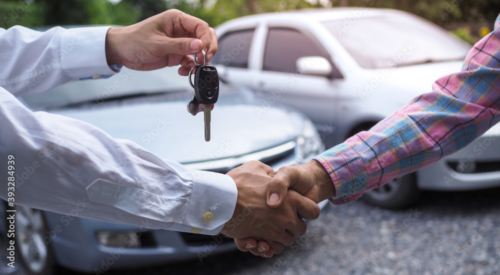 The salesperson held the key and handed it to the customer after the deal was successful. Ideas for renting a car or buying a car The salesperson held the key and handed it to the customer after the deal was successful. Ideas for renting a car or buying a car