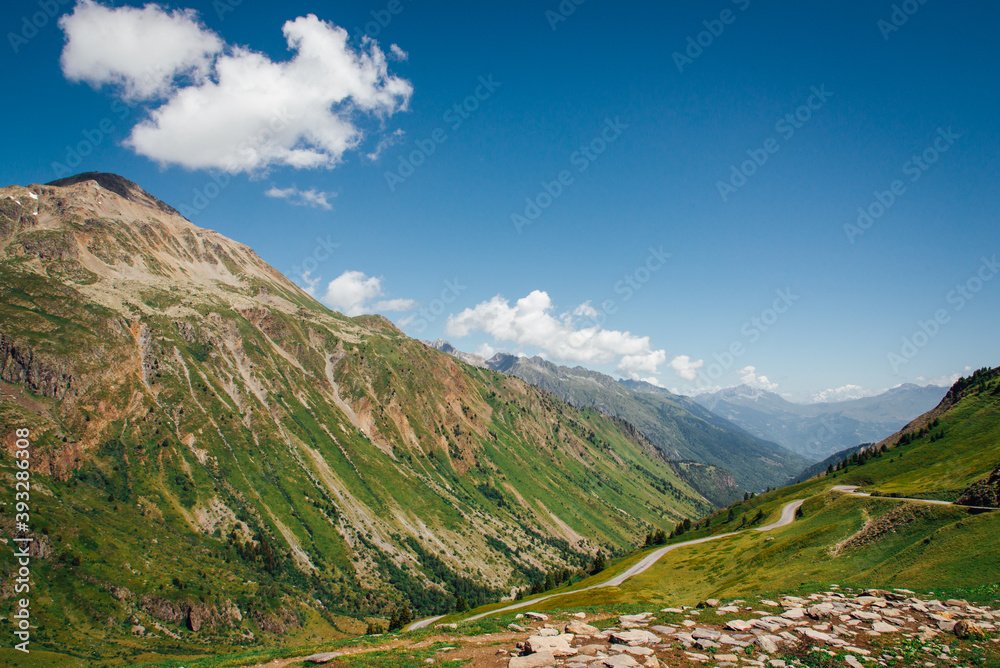 un paysage de montagne dans les alpes françaises. Une route de montagne dans les alpes.