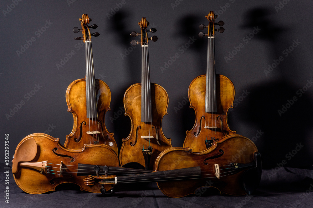 Naklejka premium Violinen vor dem schwarzen Hintergrund