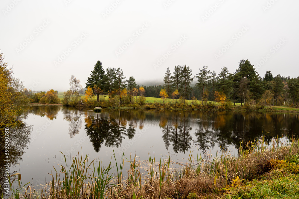 Obraz premium Austrian lake in Autumn