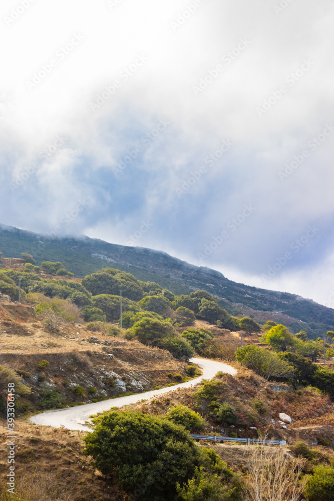 Kurvenreiche schmale Bergstraße im Hochland der griechischen Kykladeninsel Andros