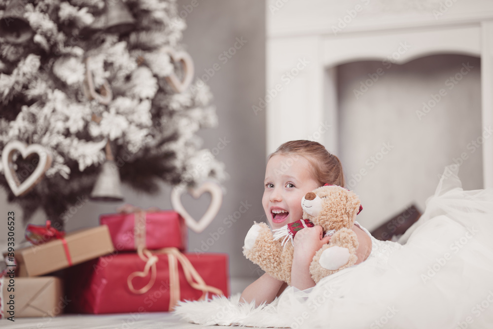 Weihnachten kleines Mädchen spielt mit Teddybär vor dem Weihnachtsbaum Geschenke Xmas Var. 6 Weihnachten kleines Mädchen spielt mit Teddybär vor dem Weihnachtsbaum Geschenke Xmas Var. 6