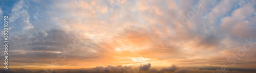 Panorama dramatycznego, żywego koloru z piękną chmurą wschodu i zachodu słońca. Obraz panoramiczny.