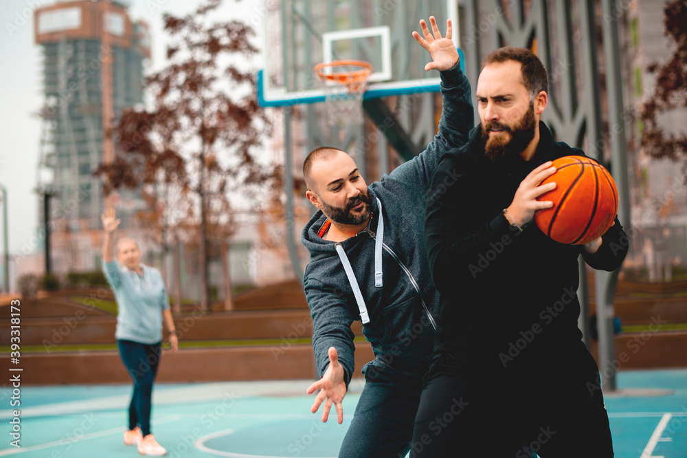 A group of amateurs friends  gathered to play basketball on the court