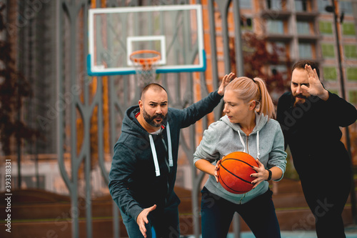 A group of amateurs friends  gathered to play basketball on the court