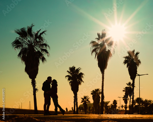 Photography kissing couple in the sunlight