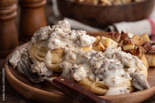 Fotografija Biscuits and Creamy Sausage Gravy