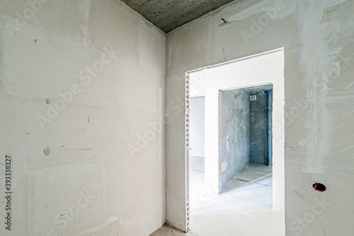 Russia, Moscow- April 17, 2020: interior room apartment rough repair for self-finishing. interior decoration, bare walls of the premises, stage of construction © evgeniykleymenov