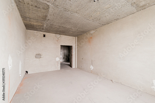 Russia, Moscow- April 17, 2020: interior room apartment rough repair for self-finishing. interior decoration, bare walls of the premises, stage of construction © evgeniykleymenov