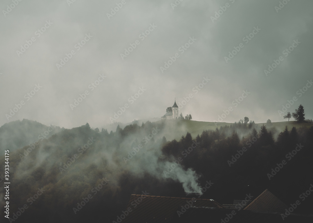 Fototapeta premium Eglises dans le brouillard