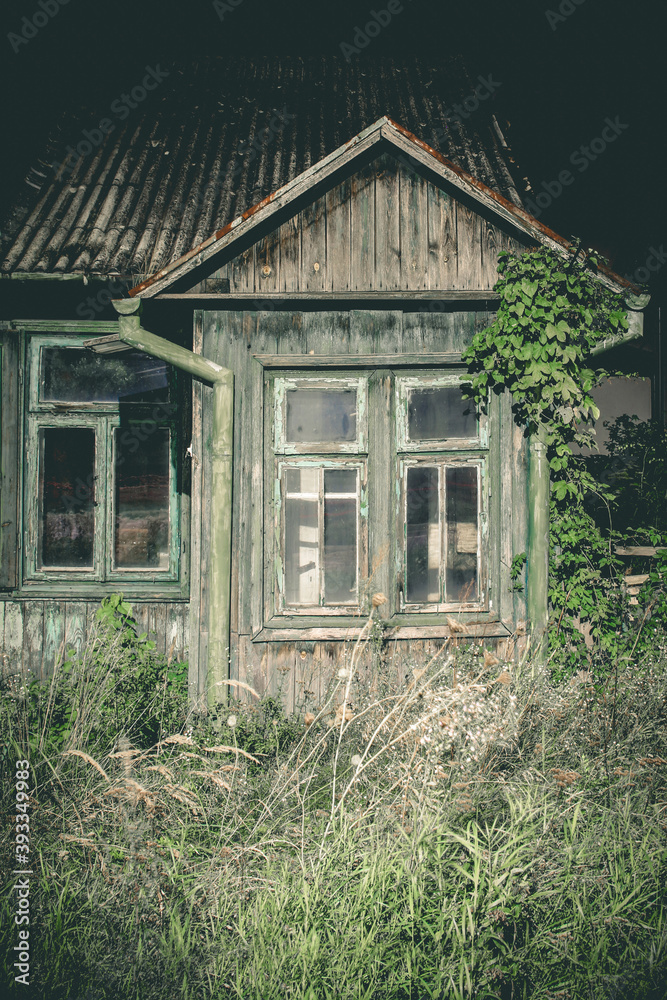 Obraz premium Spooky haunted house