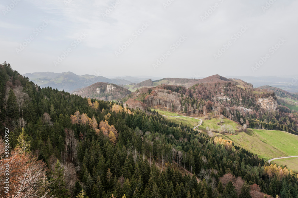 Obraz premium Belchen, Bölchen, Bölchenflue, Chilchzimmersattel, Ankenballen, Steinenberg, Geissflue, Wanderweg, Felsgipfel, Läufelfingen, Jura, Baselland, Herbst, Schweiz
