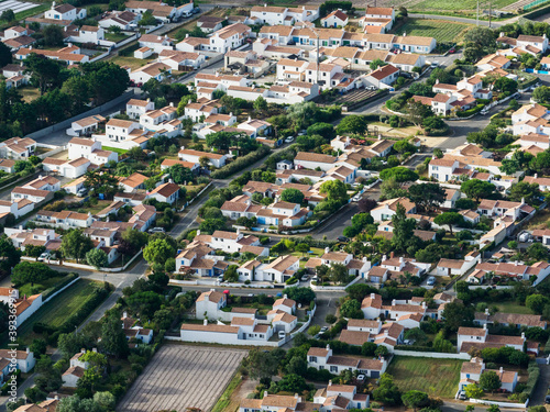 vue aérienne de résidences de vacances sur l'île de Noirmoutier en France © Francois