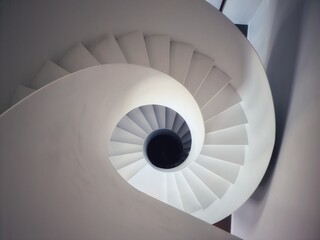 Fotobehang Trappen Moderne wenteltrap minimalistisch interieur  © דרור להט