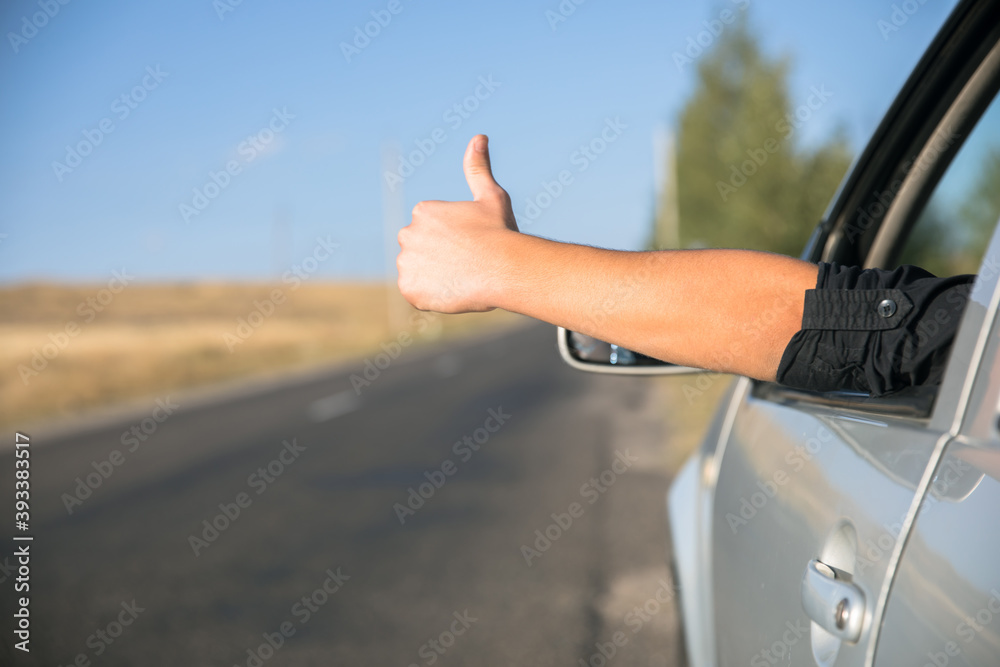 man  thumb sitting in car