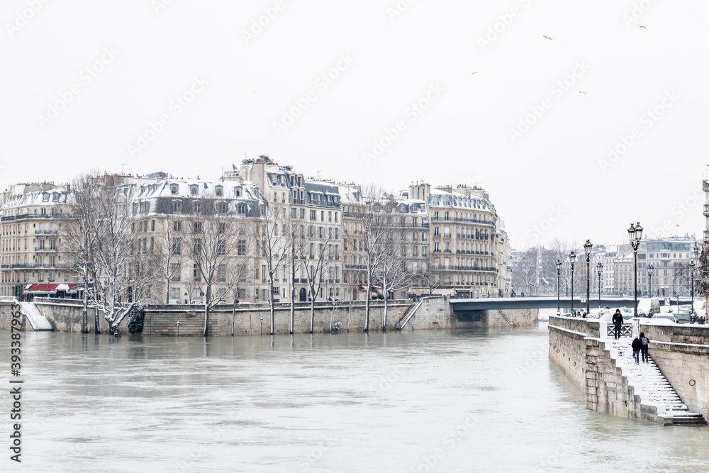 Fototapeta premium Quai de la Seine en hiver sous la neige