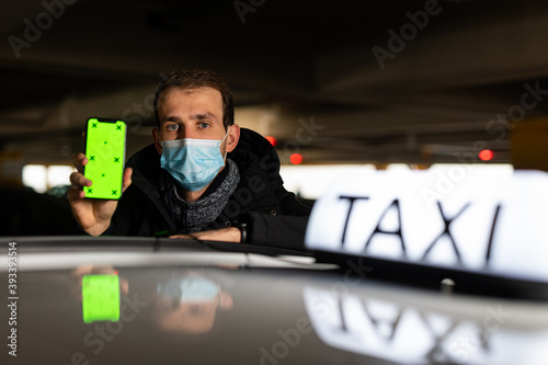 Obraz na płótnie Taxi driver showing something on greenscreen on his phone w salonie