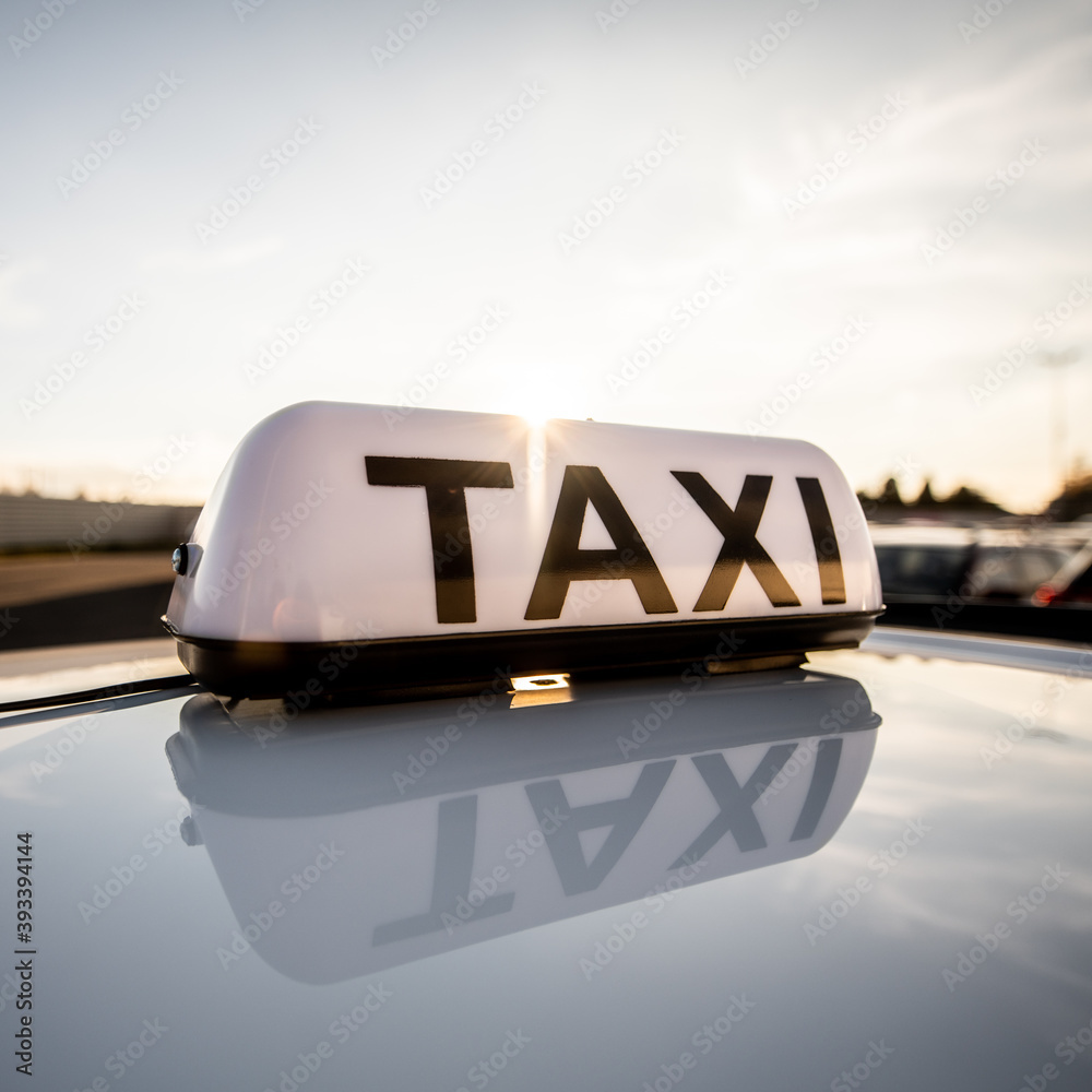 taxi symbol - badge on the roof | waiting for the course