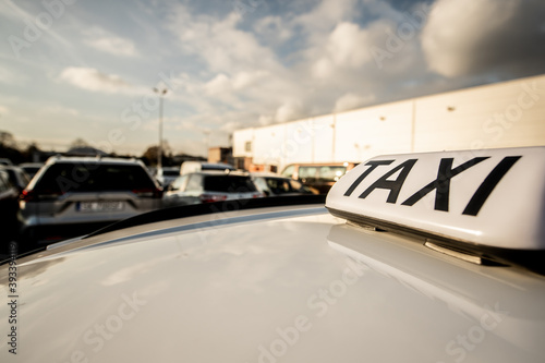 Obraz na płótnie Taxi sign with the view at the parking w salonie