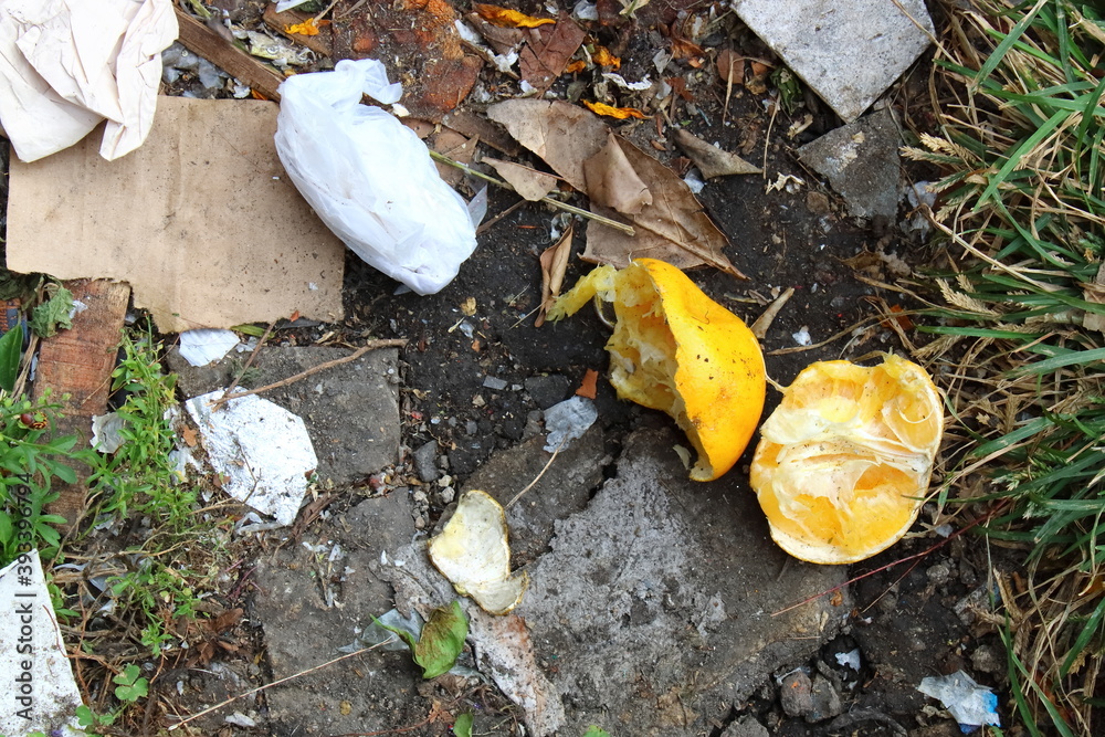 Obraz premium basura tirada en el piso