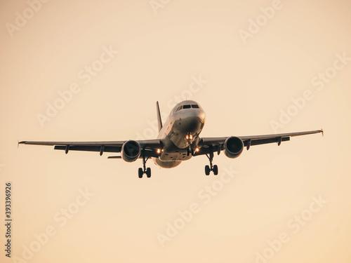 Avión volando por los cielos 