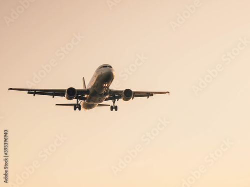 Avión volando por los cielos 