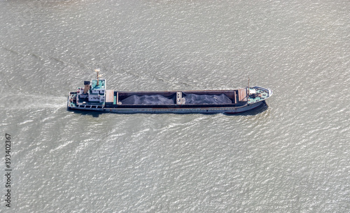 Transport de matériaux sur le fleuve Huangpu à Shanghai, Chine photo