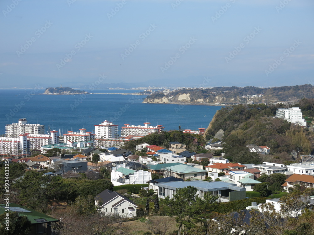 逗子市の披露山公園展望台からの眺め（相模湾・江の島・稲村ヶ崎・逗子マリーナ・披露山庭園住宅）