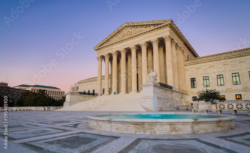 Tablou canvas The United States Supreme Court at dusk