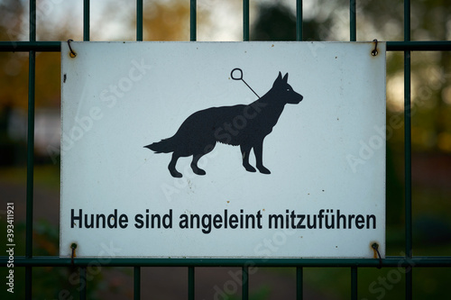 Schild an einem Friedhof mit der Aufschrift 