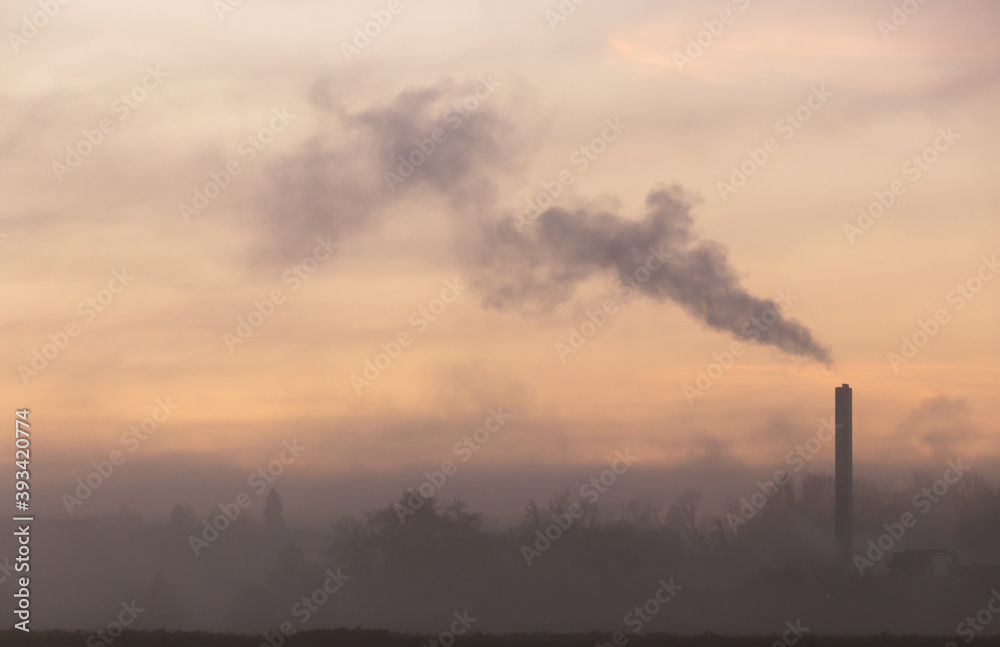 rauchender Kamin im Nebel in der Morgendämmung rauchender Kamin im Nebel in der Morgendämmung