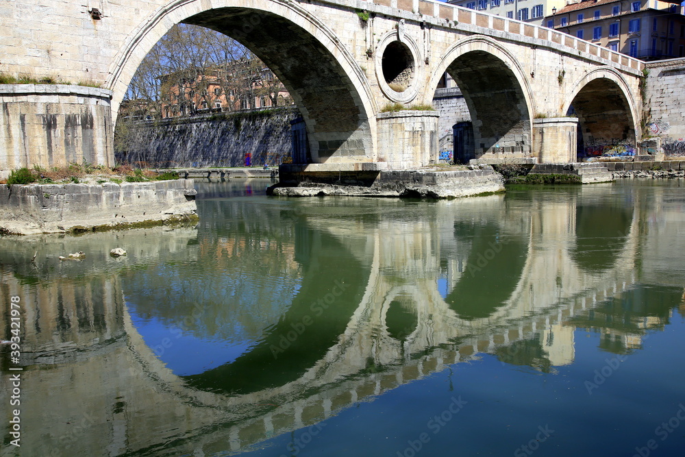 Obraz premium Bridge arches reflected in the river